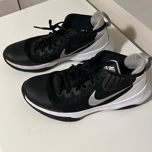 Nike air versitile Mens black sneakers size 10